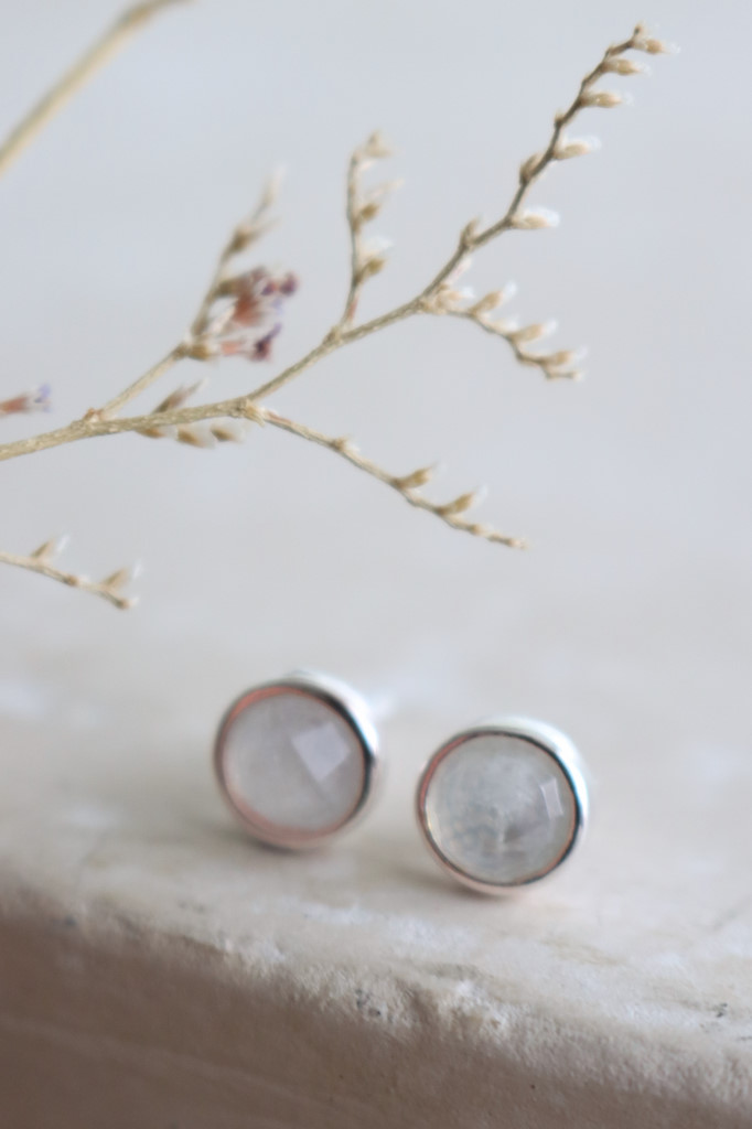 OHRSTECKER MINI EINFACH MIT Edelstein Regenbogenmondstein weiss ART NR OS 109