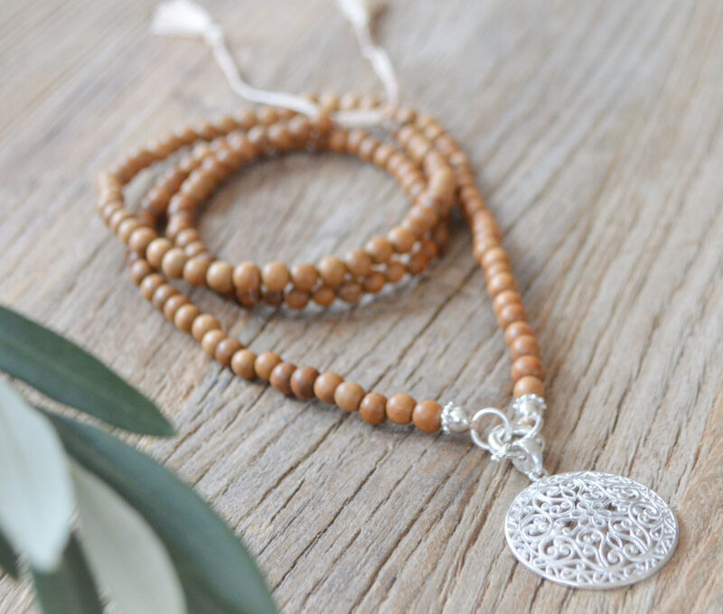 WALLNUSSHOLZKETTE 6MM VERSTELLBAR MIT RINGLI UND AMULETTANHÄNGER BLUMIG ART NR. H/ A 158