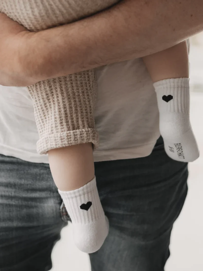Babysocken Herz schwarz   Eulenschnitt Art nr. E 07