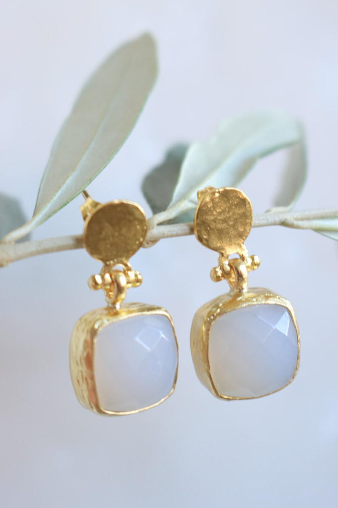 Gold Ohrstecker Inga chalcedon weiss TCS Art. nr.IFE09BG