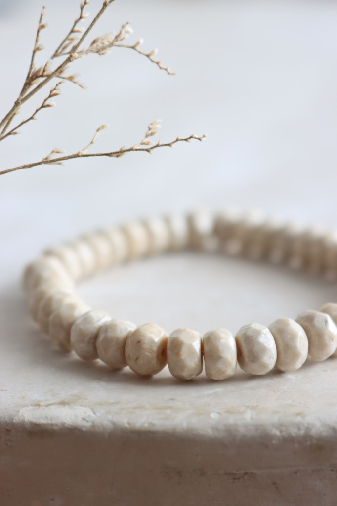 Einfaches Edelstein Button Armband Riverstone fac. 8mm  Art. Nr. AB963