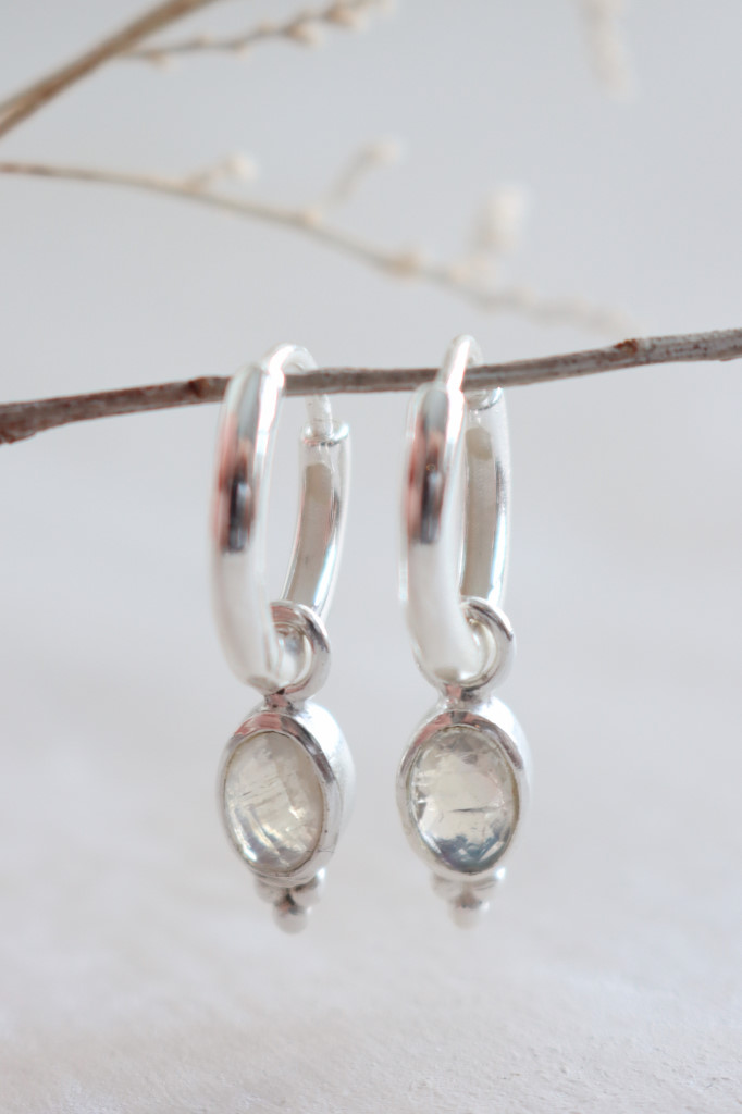 Silber Creolen Symphony Regenbogen Mondstein Art. nr. OH88-2159-02-4