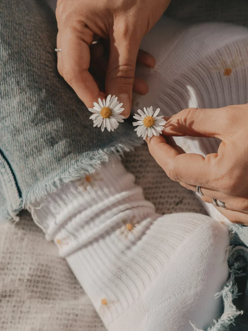 weiße Socken Allover Daisy ( viele Blüämli)  Eulenschnitt Artnr. 551